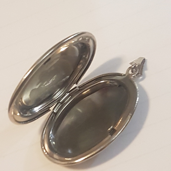 Locket - Picture 6 of 16